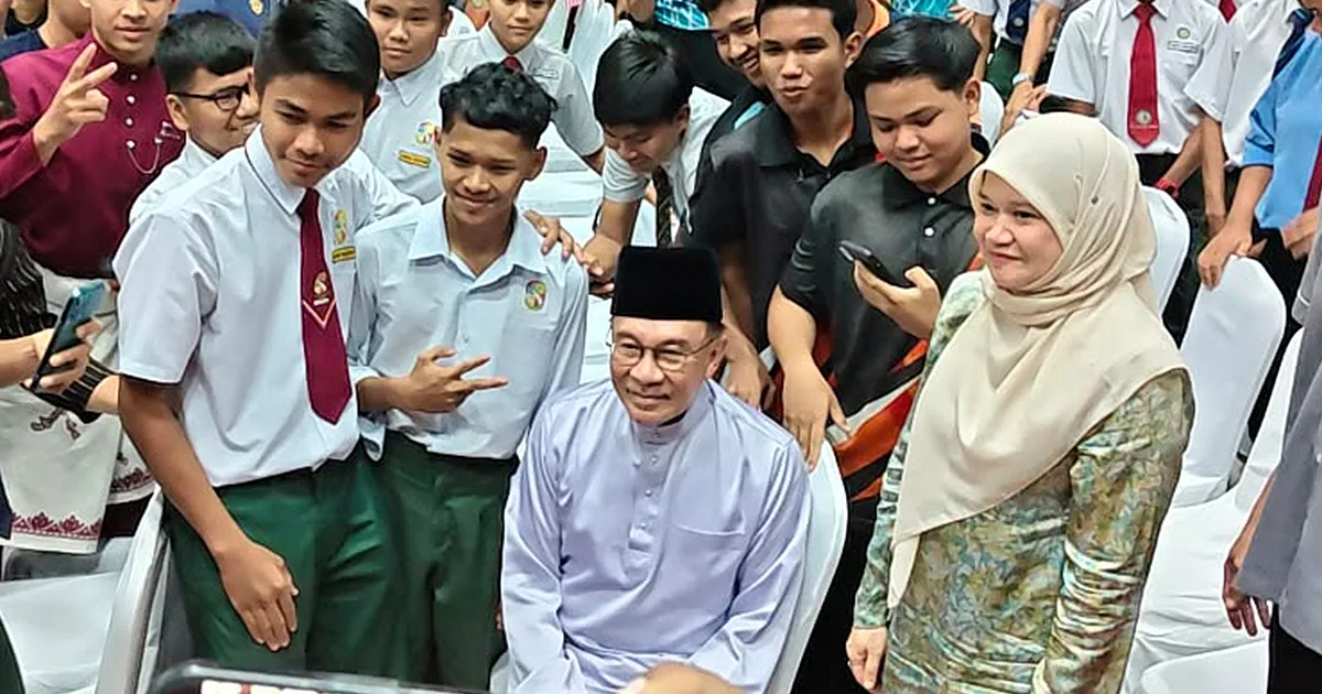 Anwar Ibrahim Cautions Young Malaysians Against Toxic Politics, Calls for Principled Engagement