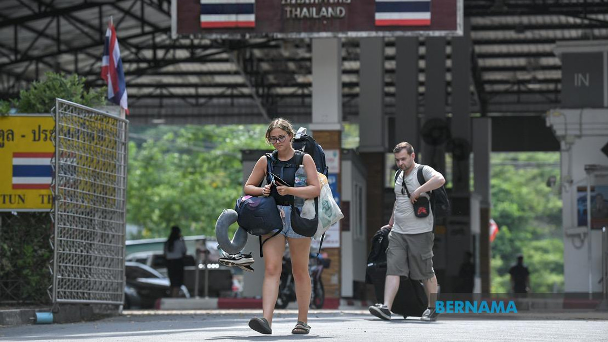 Thousands of Malaysians Flock to Southern Thailand Despite Official Safety Warnings