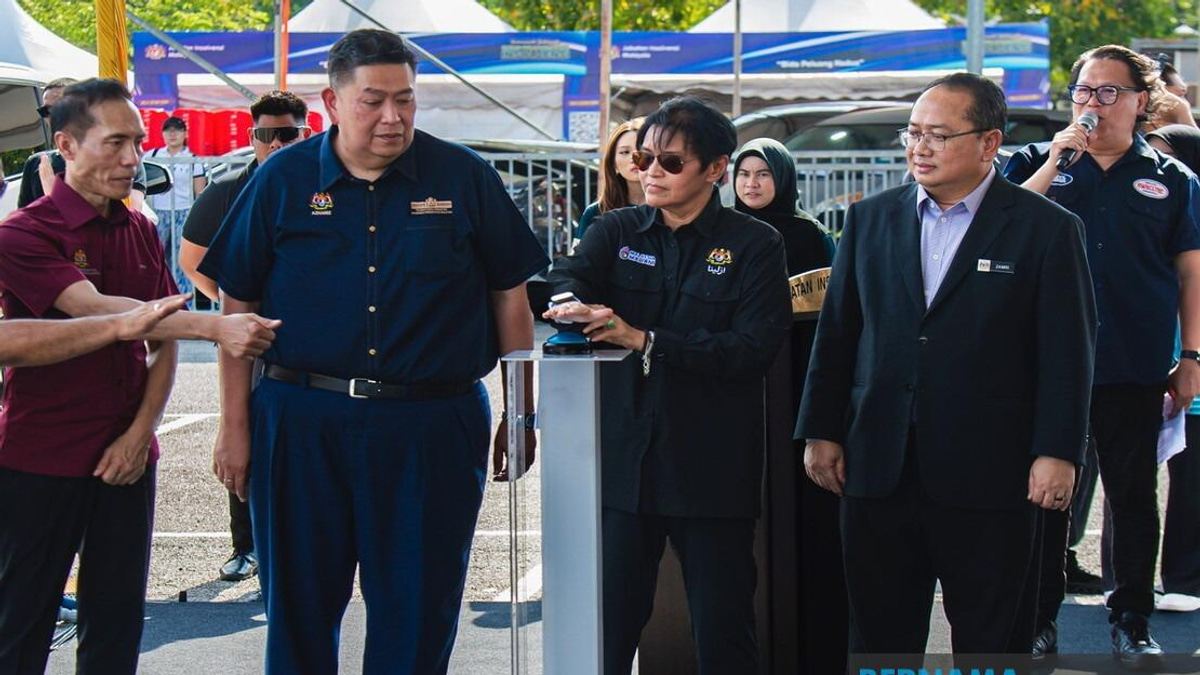 Azalina Calls for Voter Support of BN Candidates in Johor Election