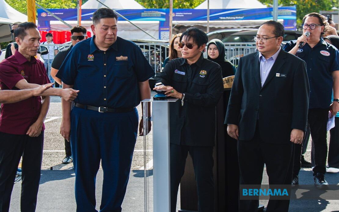 Azalina Calls for Voter Support of BN Candidates in Johor Election