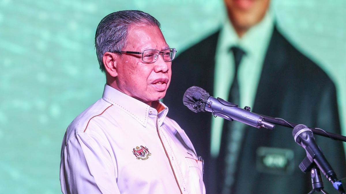 Mustapa Mohamed Steps Back: Veteran Lawmaker Rules Out GE16 Bid, Calls for Youth Leadership