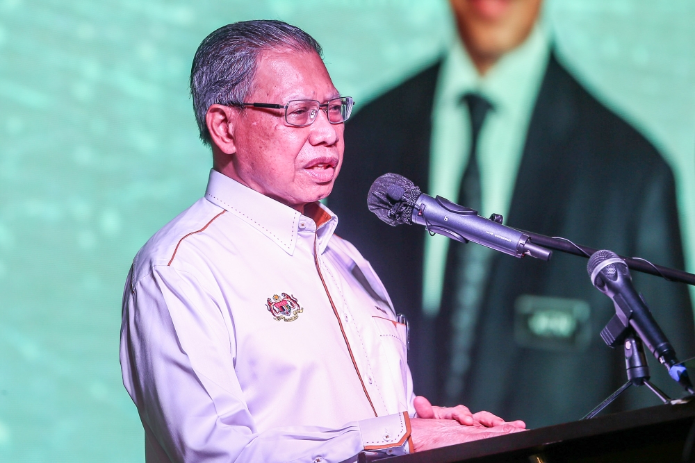 Mustapa Mohamed Steps Back: Veteran Lawmaker Rules Out GE16 Bid, Calls for Youth Leadership