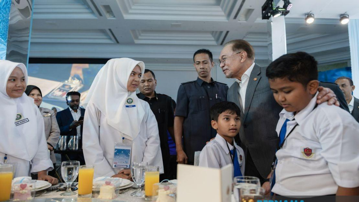 PM Anwar Urges Parents and Teachers to Raise Compassionate, Academically Driven Children
