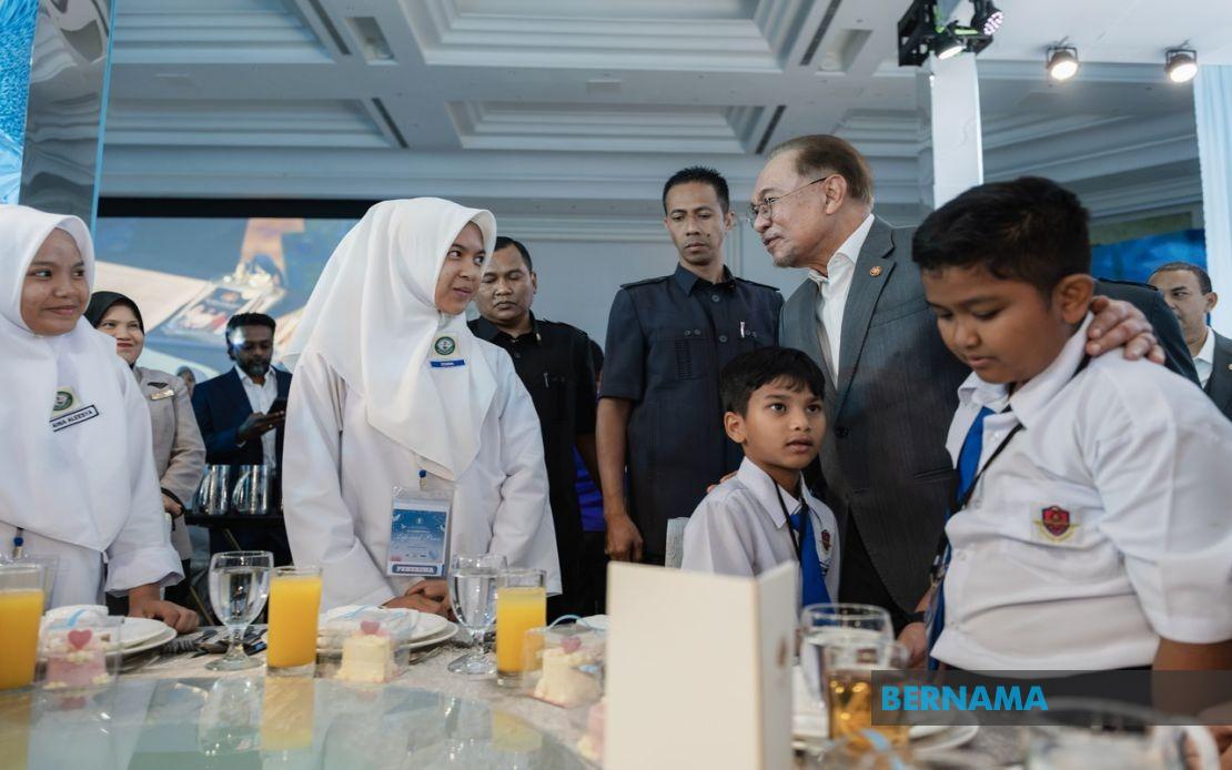 PM Anwar Urges Parents and Teachers to Raise Compassionate, Academically Driven Children