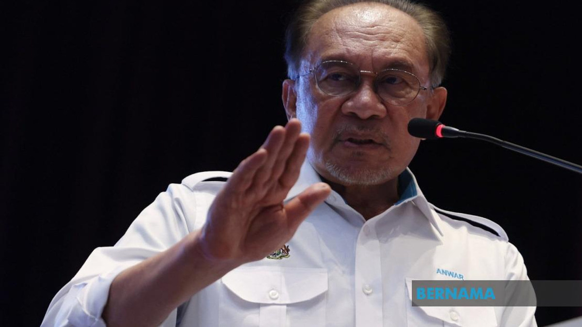 Malaysia's Civil Service Drives Competitiveness Climb, PM Anwar Asserts