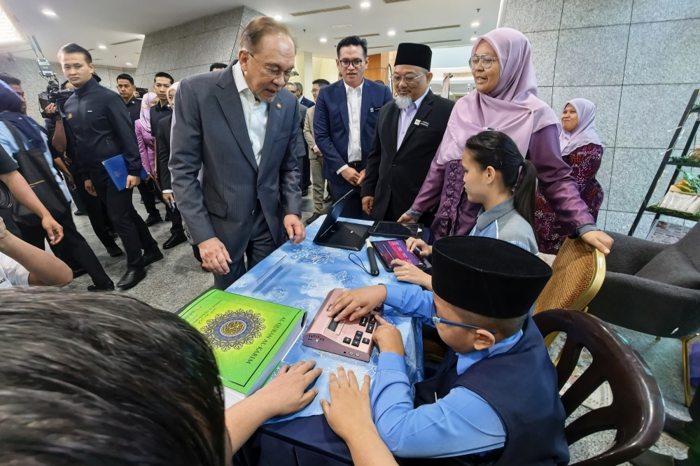 Anwar: Multilingualism Strengthens Rather Than Threatens Bahasa Melayu