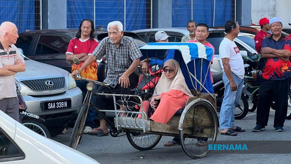 Octogenarian's Trishaw Journey: A PM Meet-and-Greet in Johor's Senggarang