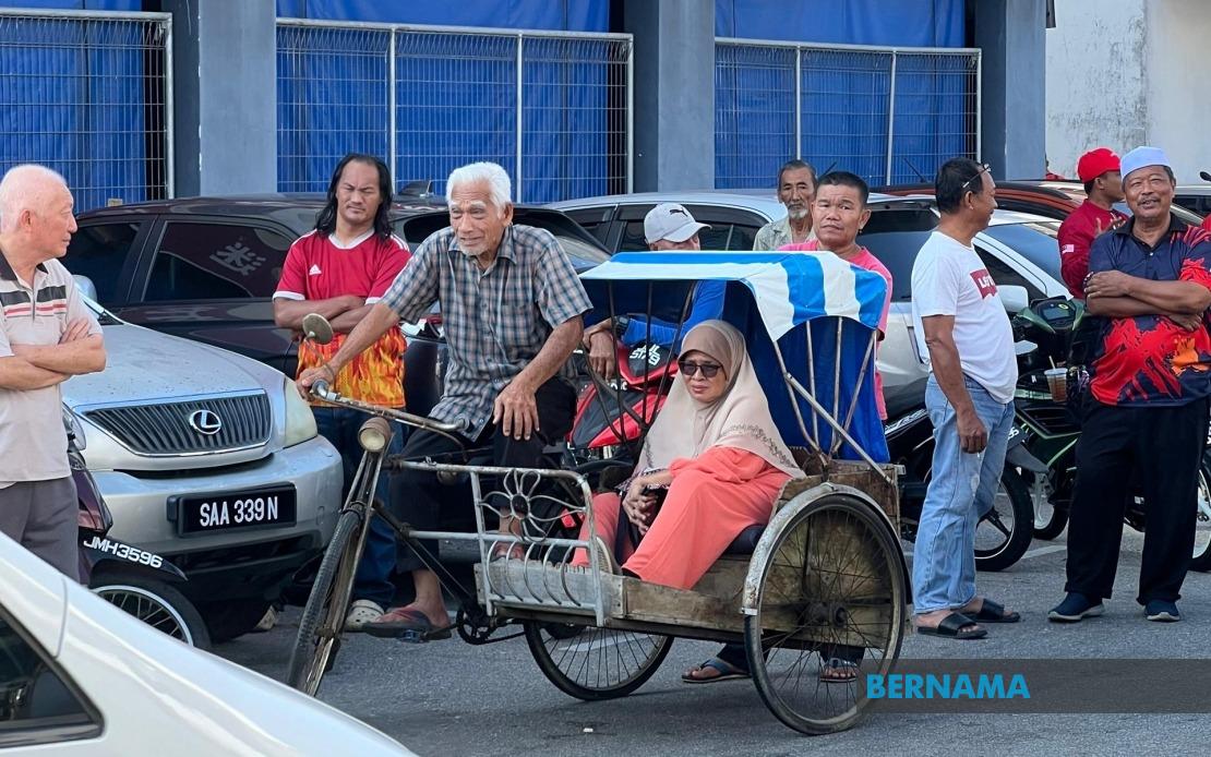 Octogenarian's Trishaw Journey: A PM Meet-and-Greet in Johor's Senggarang
