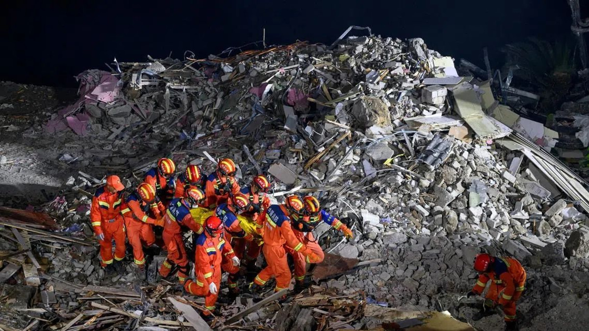 China Deploys Explosives in Race Against Time to Reach 34 Landslide Victims