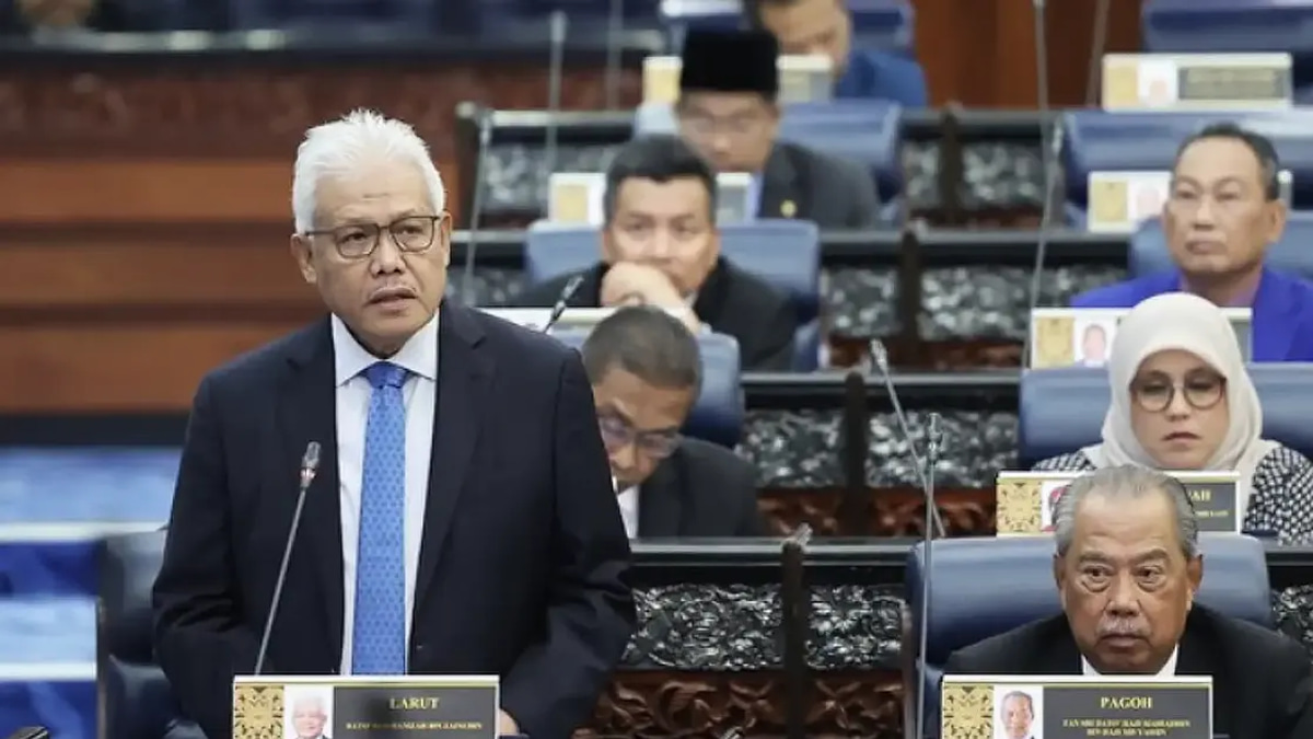 Hamzah reclaims opposition leader's front-row seat as Muhyiddin shifted back