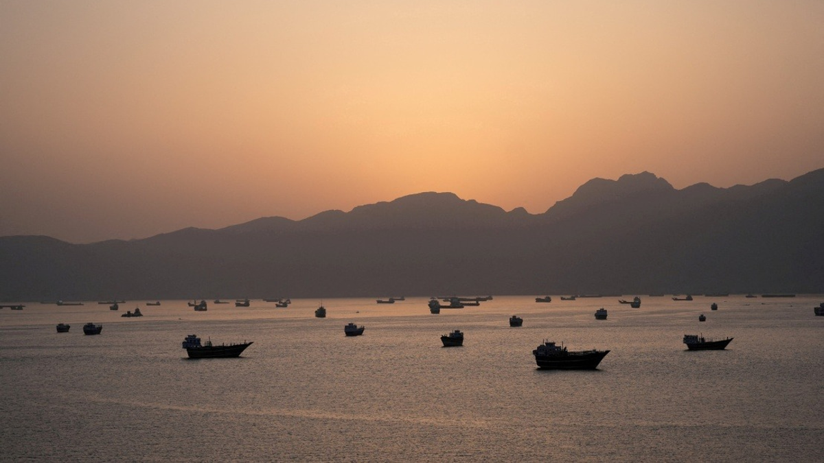 Thirty-one Vessels Navigate Strait of Hormuz Under IRGC Navy Protection
