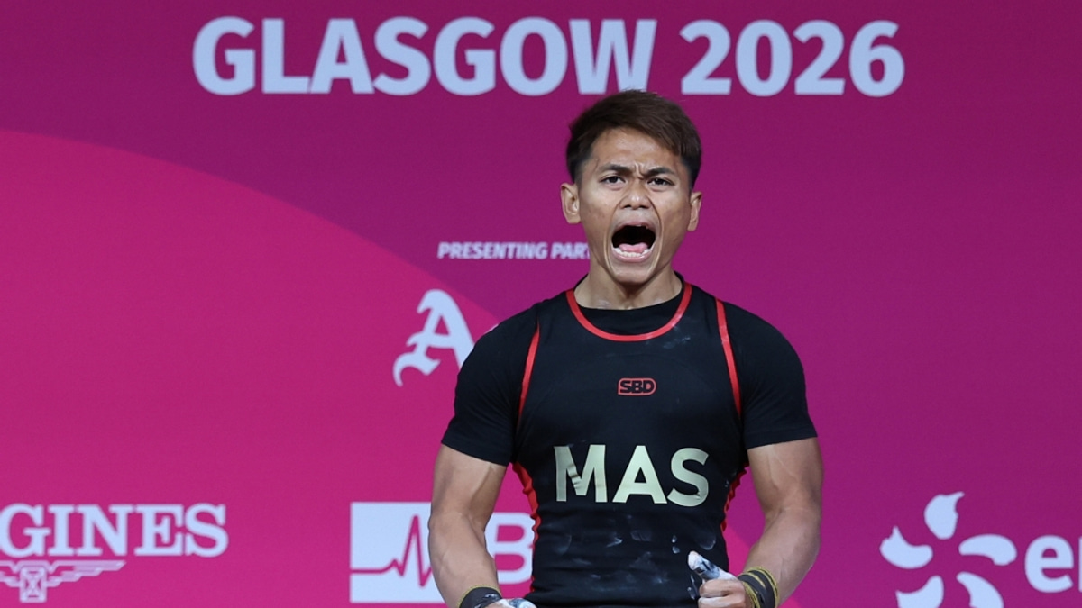 Anwar Celebrates Aniq Kasdan's Historic Commonwealth Games Gold Medal