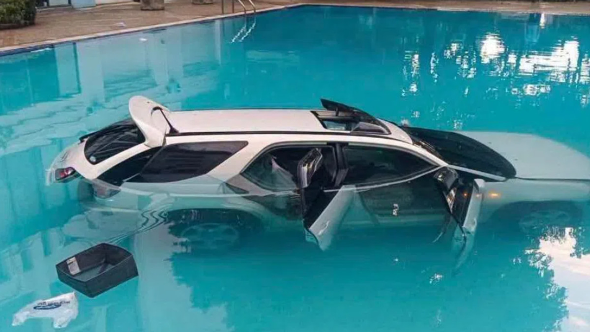 Family dispute over US$775 rent escalates as Thai man drives SUV into university pool