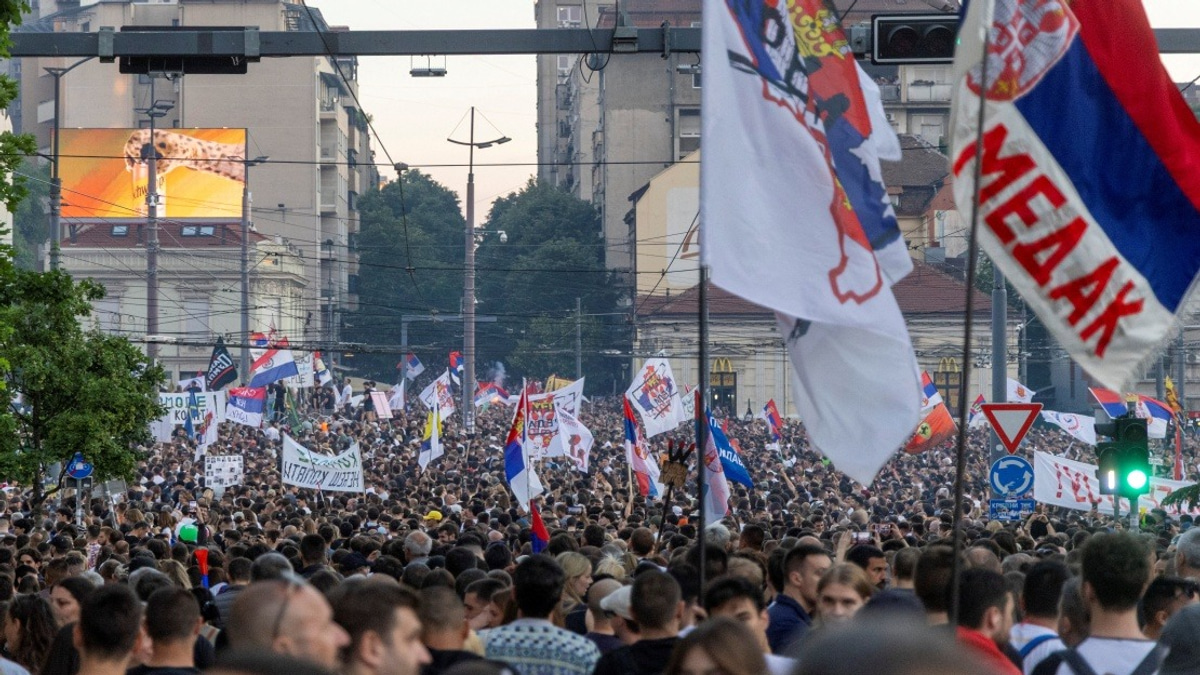 Tens of thousands rally in Belgrade demanding early elections
