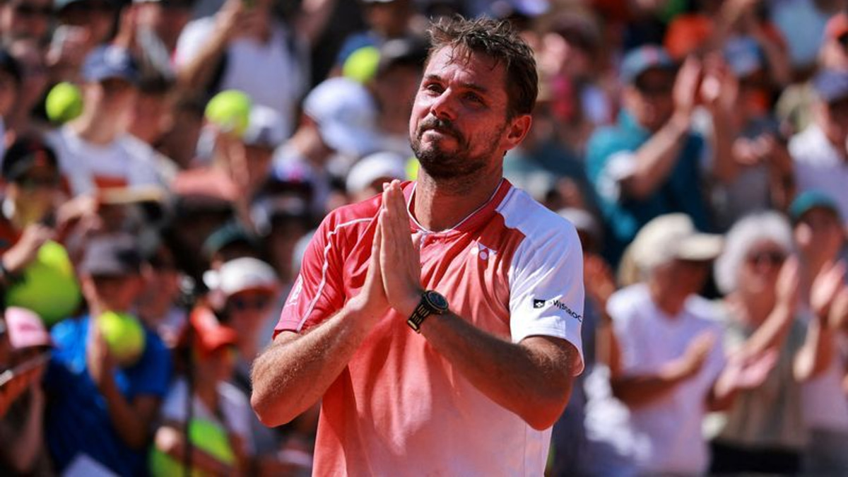 Swiatek powers past Jones as Wawrinka bids farewell at Roland Garros