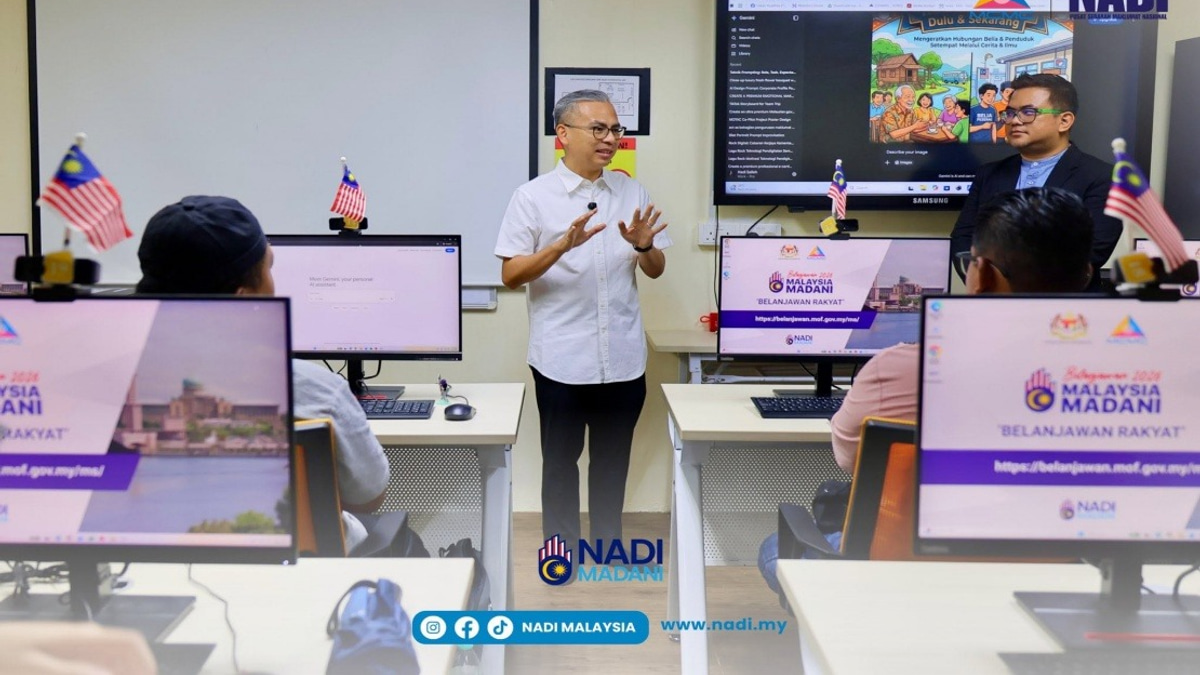 Communications Minister Fahmi Visits NADI Centre in Batu Pahat to Review Community Programmes