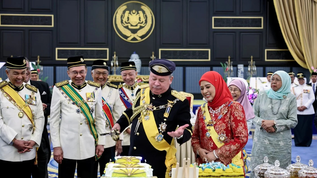 Menteris Besar and Chief Ministers Greet King on Official Birthday