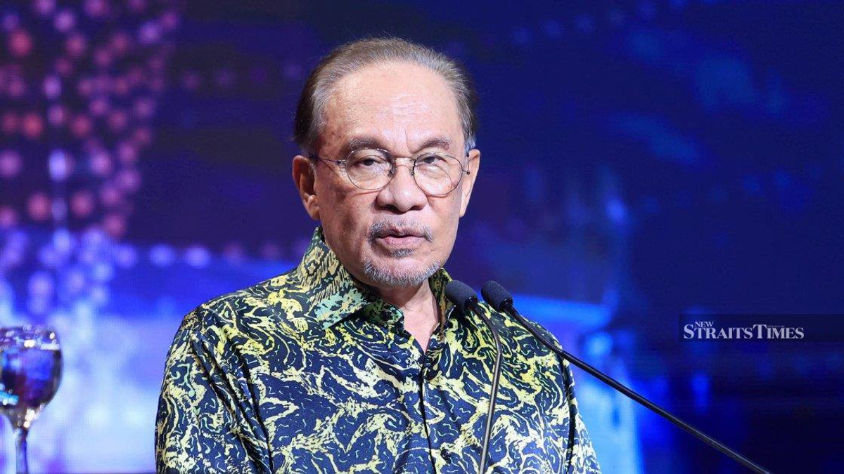 Loke Praises Anwar's Diplomatic Approach as Shield for Malaysia's Global Standing
