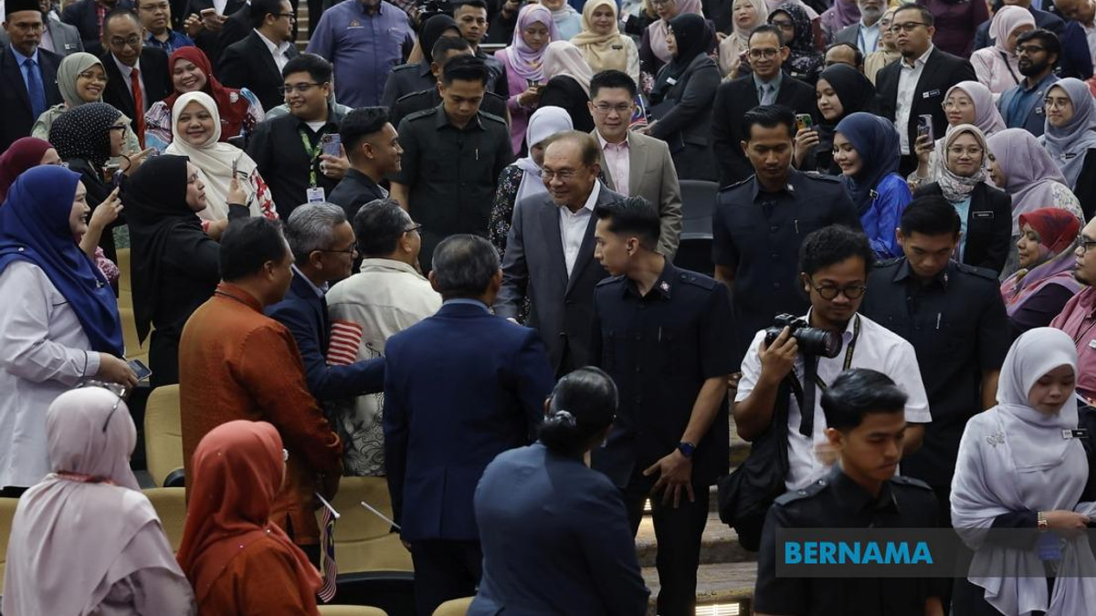 PM Anwar Calls for Stronger Bahasa Melayu Foundation While Promoting Multilingual Skills