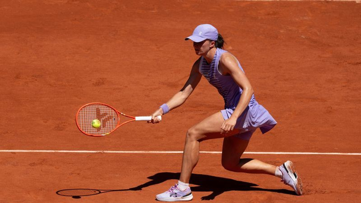 Swiatek and Djokovic advance at French Open as Rybakina exits early