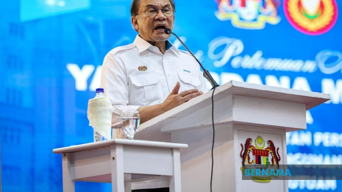Anwar Calls on Community Leaders to Exercise Patience During Development Push