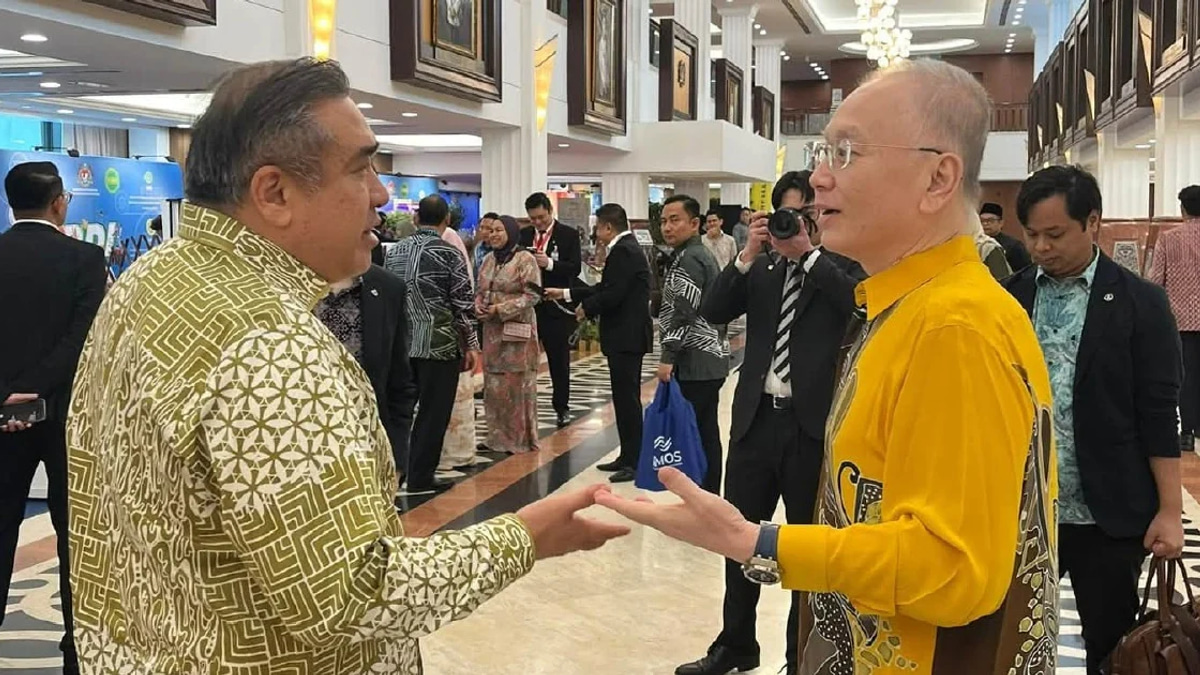 Loke and Wee set aside partisan tensions in parliament as Johor campaign intensifies