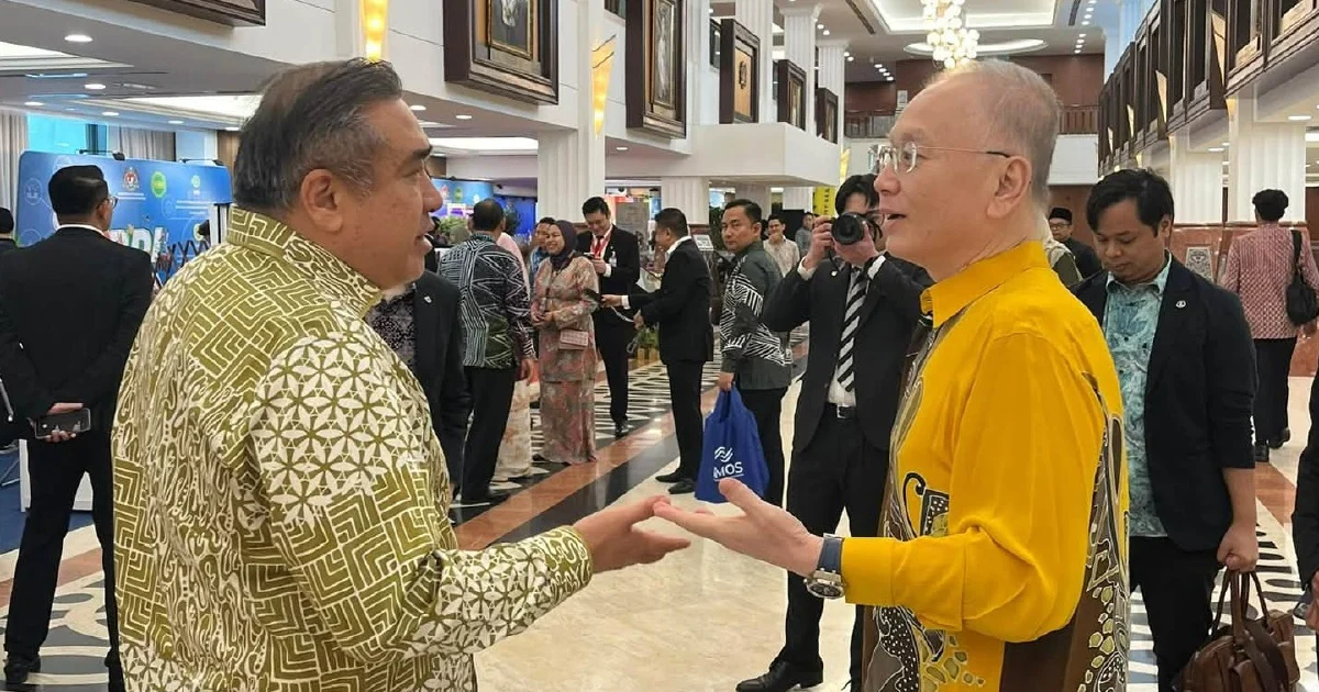 Loke and Wee set aside partisan tensions in parliament as Johor campaign intensifies