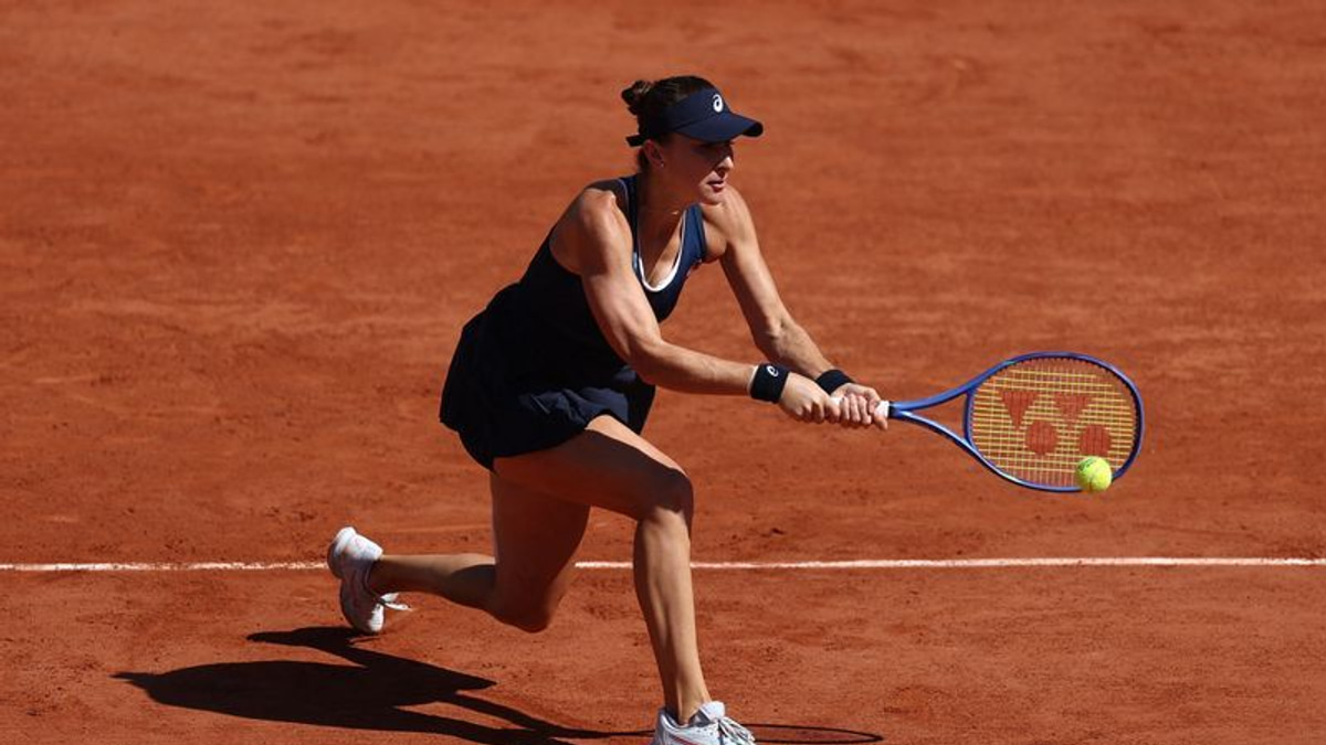 Bencic Powers Past McNally Into French Open Third Round