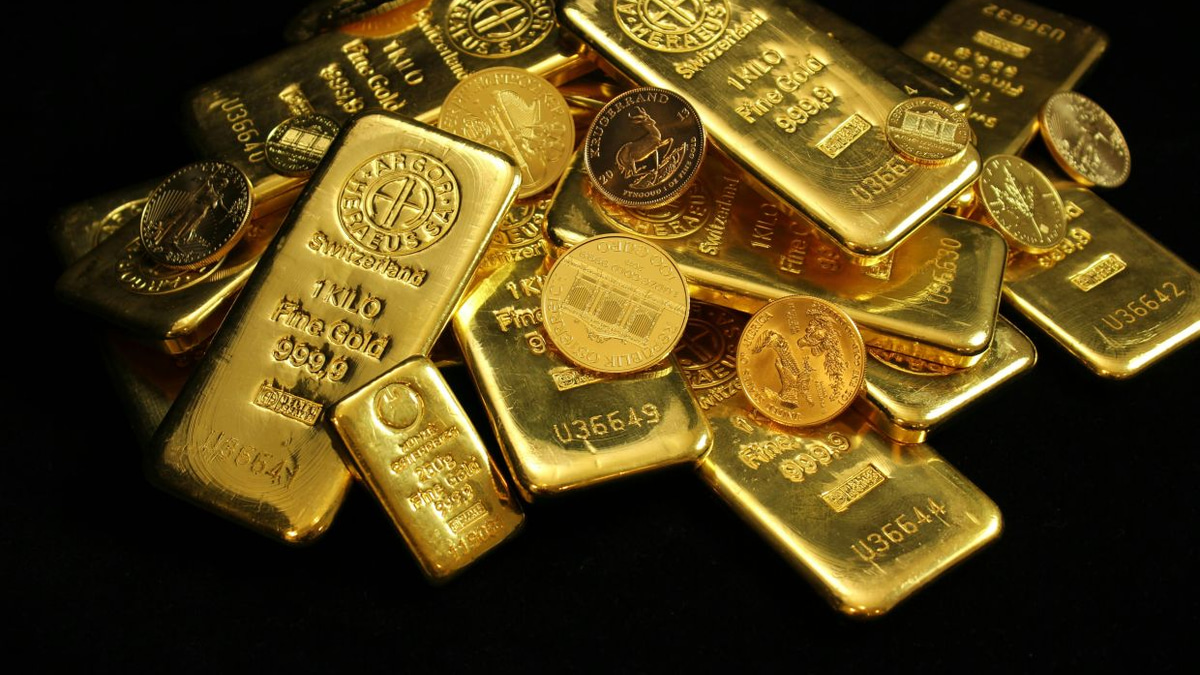 Gold Retreats as Dollar Strengthens, Oil Climbs; Iran Deal Awaits Trump's Call