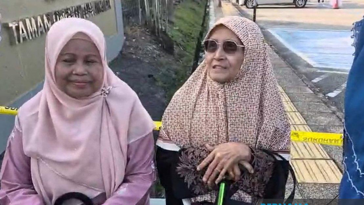 Elderly Voters Turn Out Early in Johor State Election Despite Rainy Weather