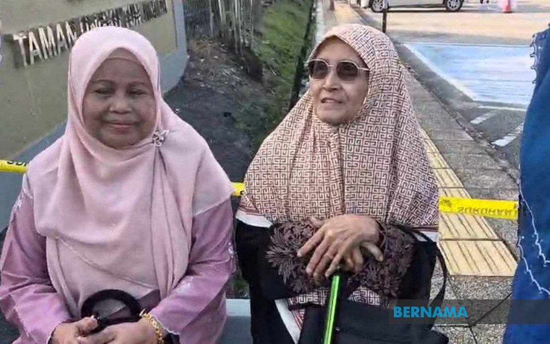 Elderly Voters Turn Out Early in Johor State Election Despite Rainy Weather
