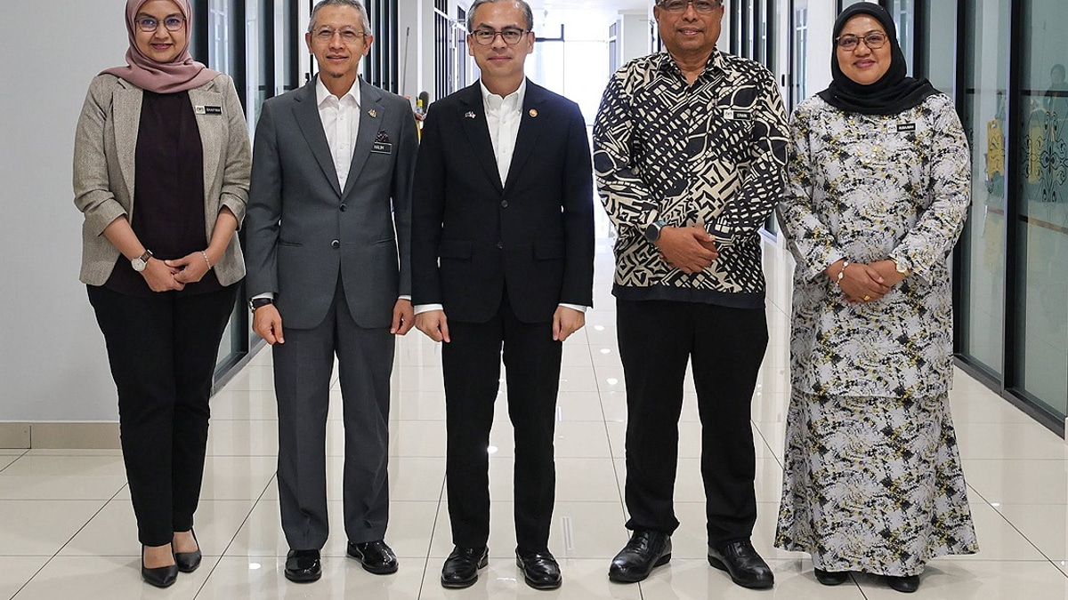 Fahmi Congratulates New Leadership at Malaysia's Information Department