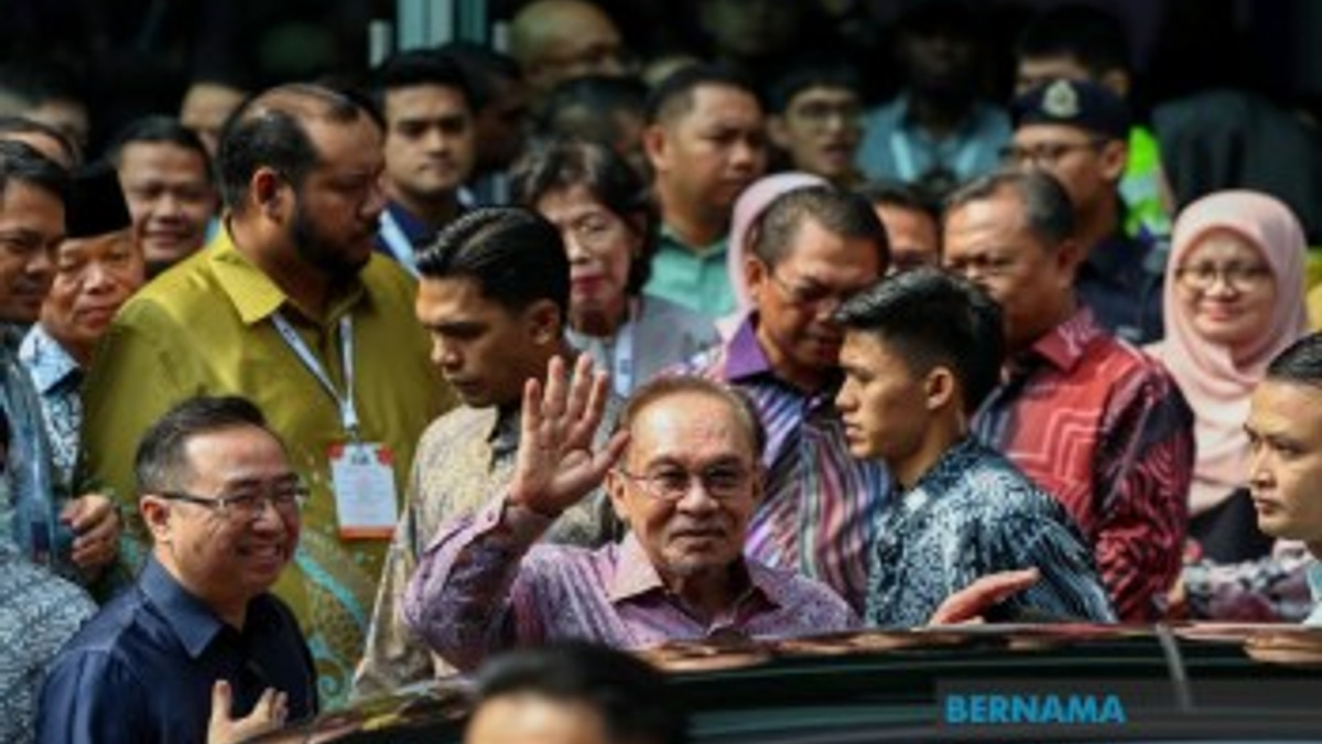 Malaysia's Six Per Cent GDP Growth Signals Investor Confidence, But PM Warns Against Spending Assumptions