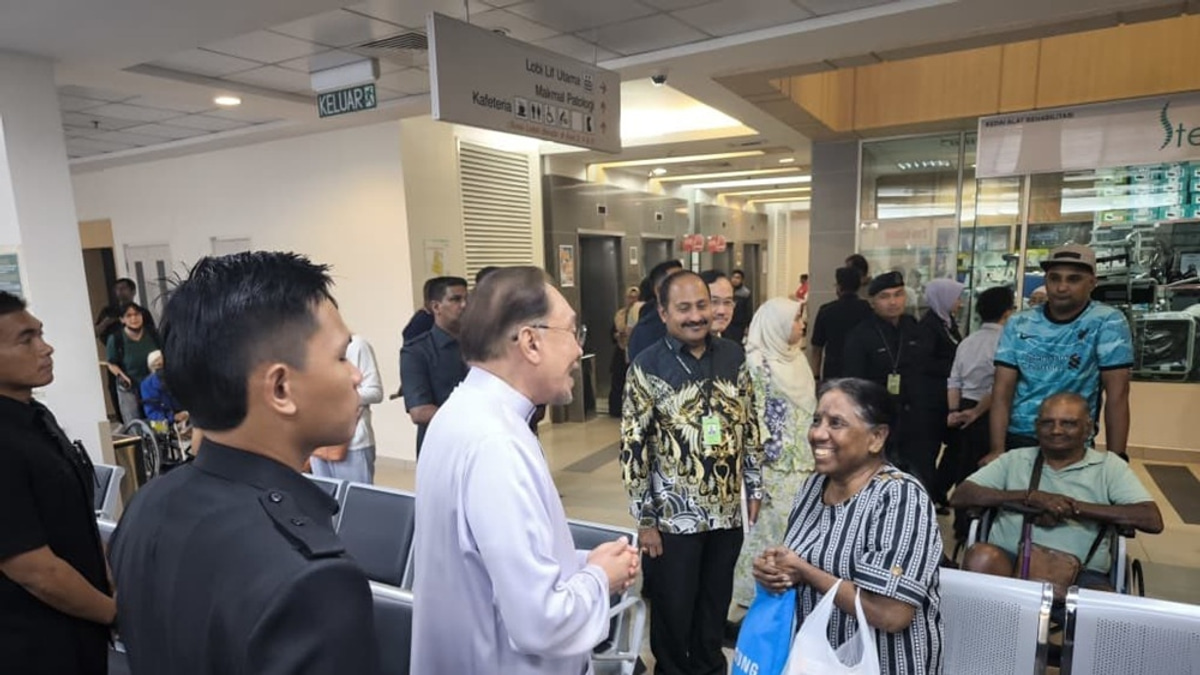 Anwar Ibrahim visits Kuala Lumpur Hospital to meet patients and recognise healthcare staff