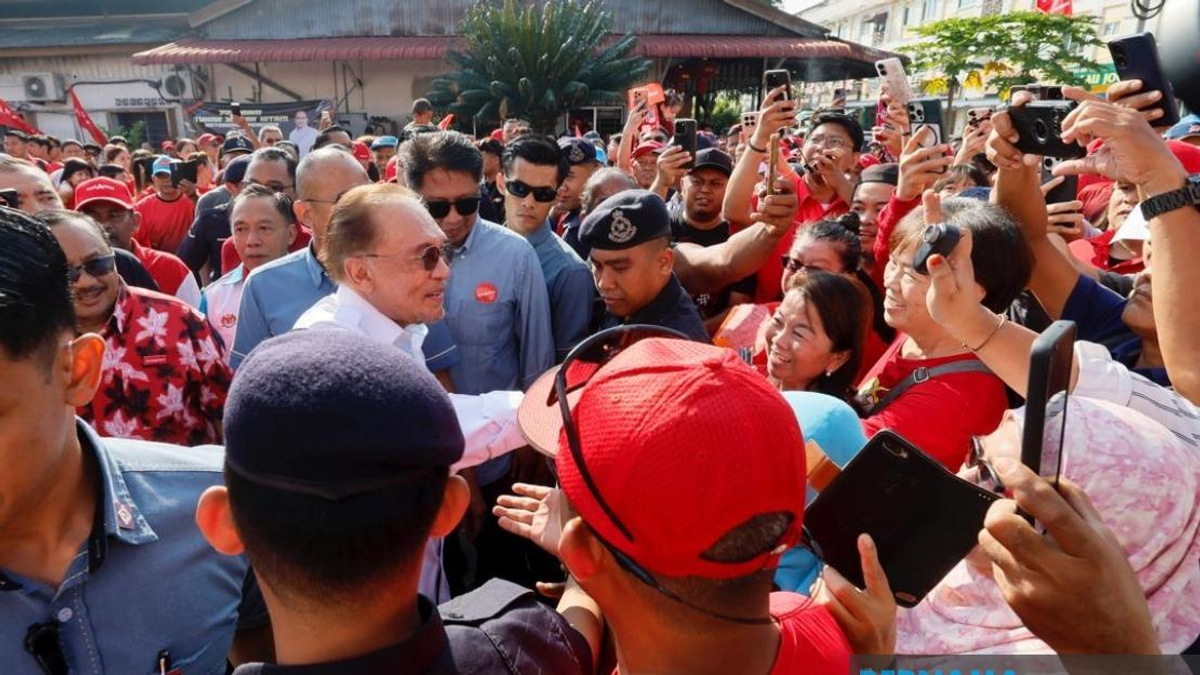 Anwar's Johor Campaign Trail Energises Pakatan Harapan Machinery in Machap and Layang-Layang