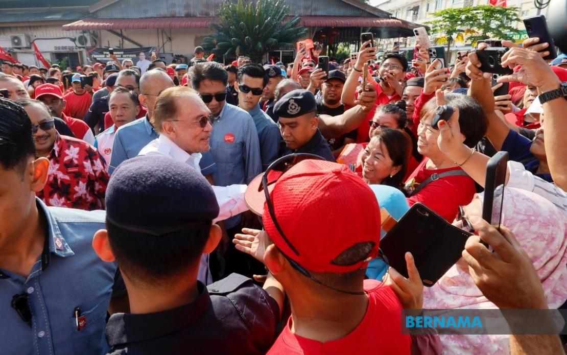 Anwar's Johor Campaign Trail Energises Pakatan Harapan Machinery in Machap and Layang-Layang