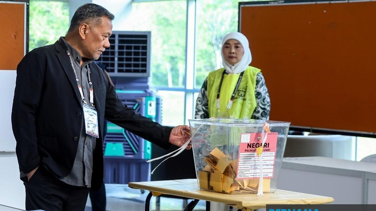 EC Chairman Conducts Polling Day Inspection Across Four Johor Constituencies