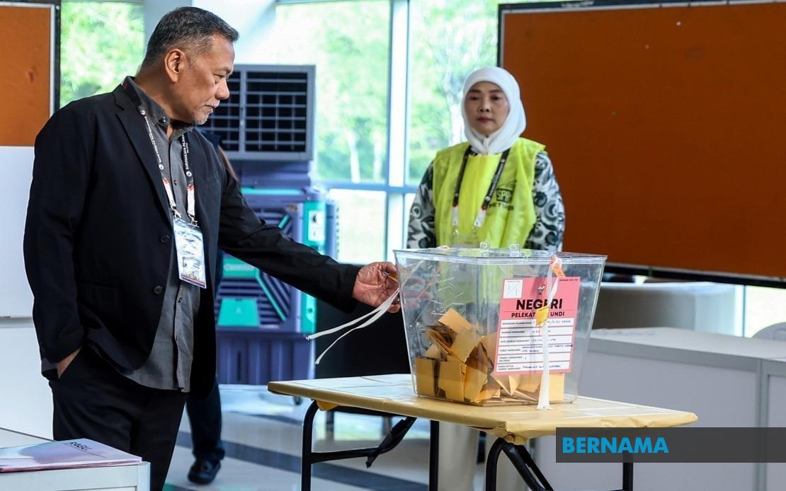 EC Chairman Conducts Polling Day Inspection Across Four Johor Constituencies