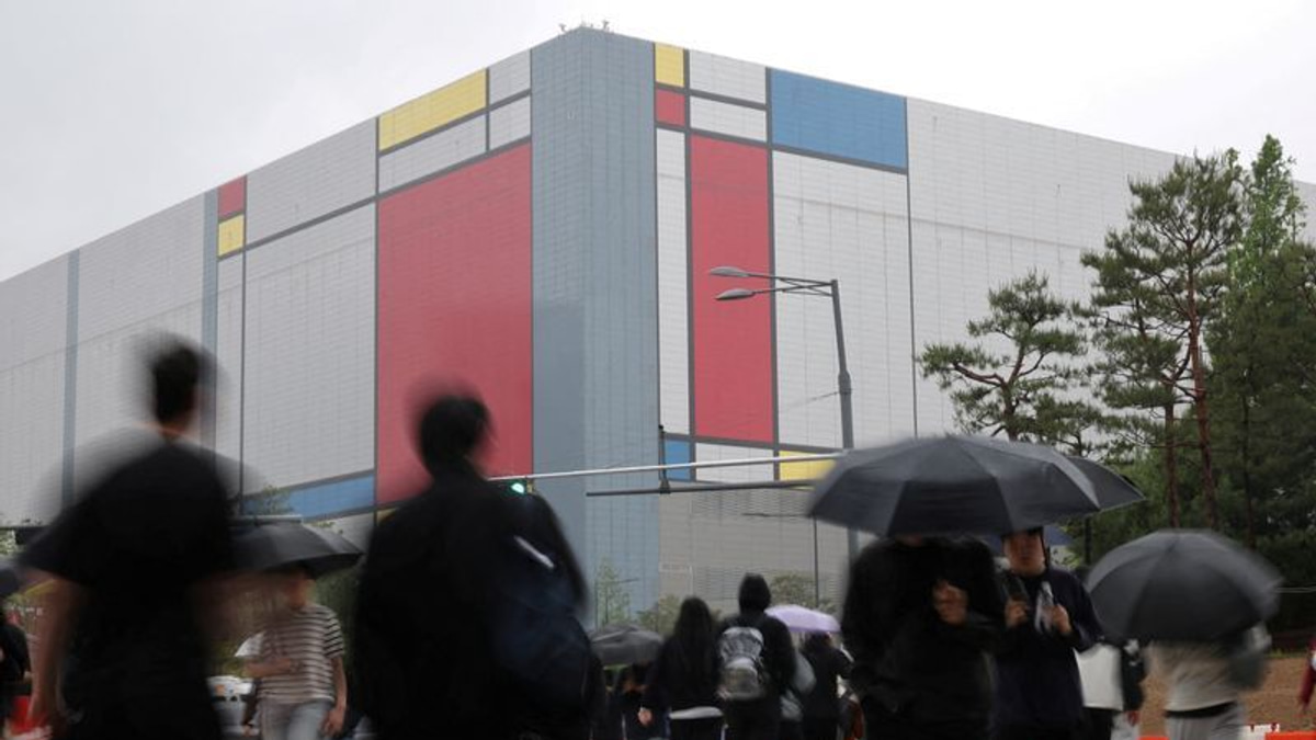 Samsung Pay Deal Eases Strike Threat but Reveals Rifts Among Workers