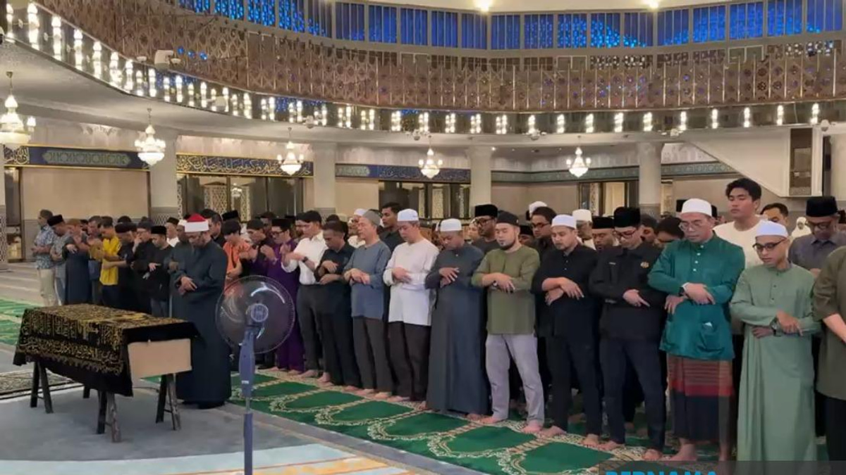 Nancy Shukri's Husband Laid To Rest With Funeral Rites At National Mosque