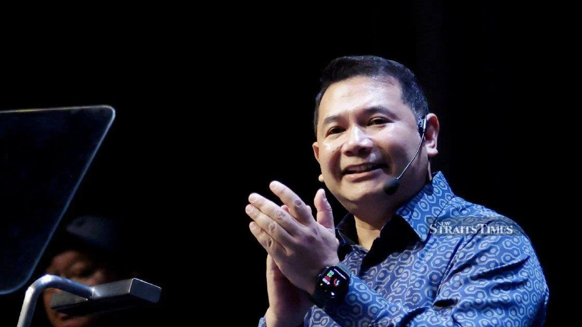 Loke Dismisses Rafizi's Criticism as 'New Syndrome' of Blaming DAP