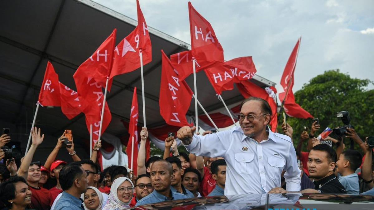 Anwar's Johor Campaign Trail Energises Pakatan Harapan Push Ahead of State Poll