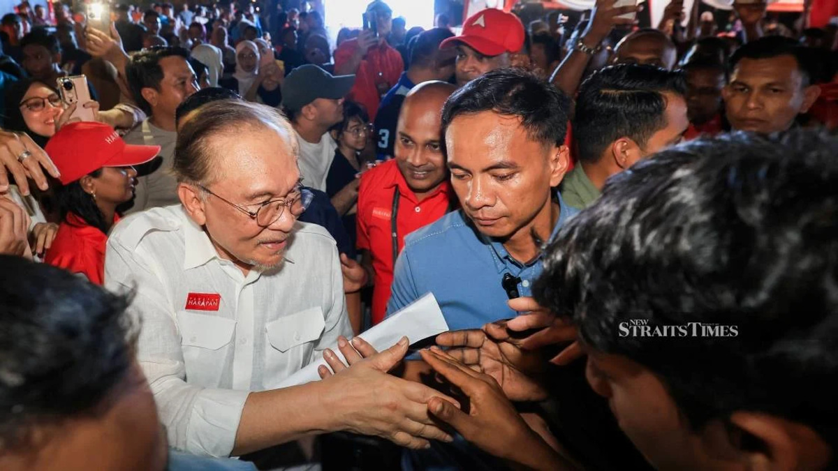 Anwar Dismisses Early Election Calls, Affirming Coalition's Mandate to Govern
