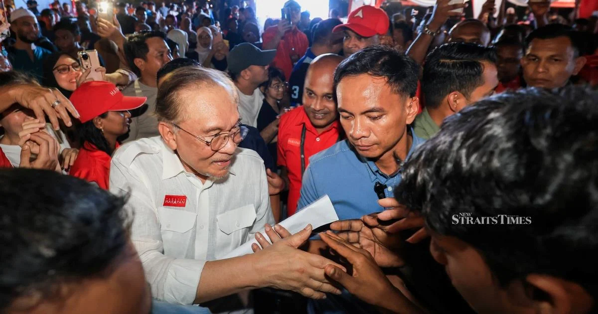 Anwar Dismisses Early Election Calls, Affirming Coalition's Mandate to Govern