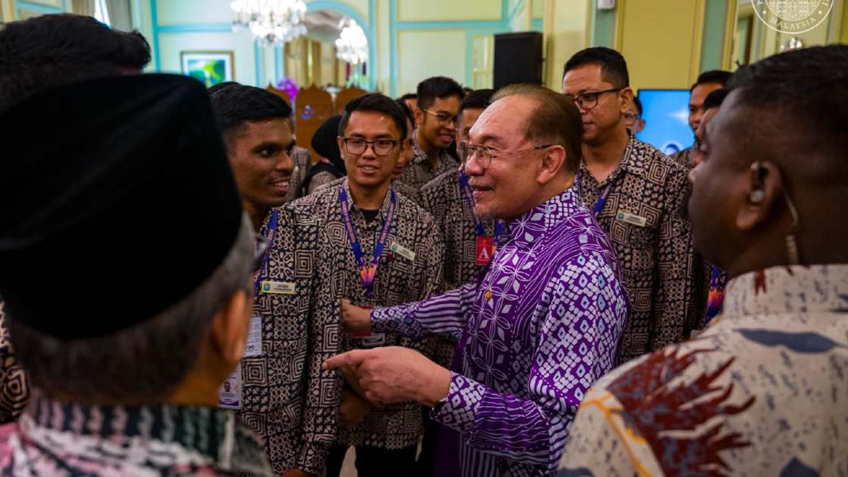 Anwar calls on civil servants to champion integrity and change