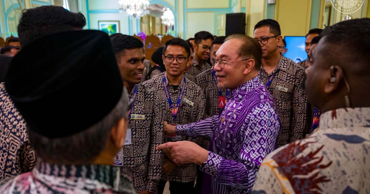 Anwar calls on civil servants to champion integrity and change