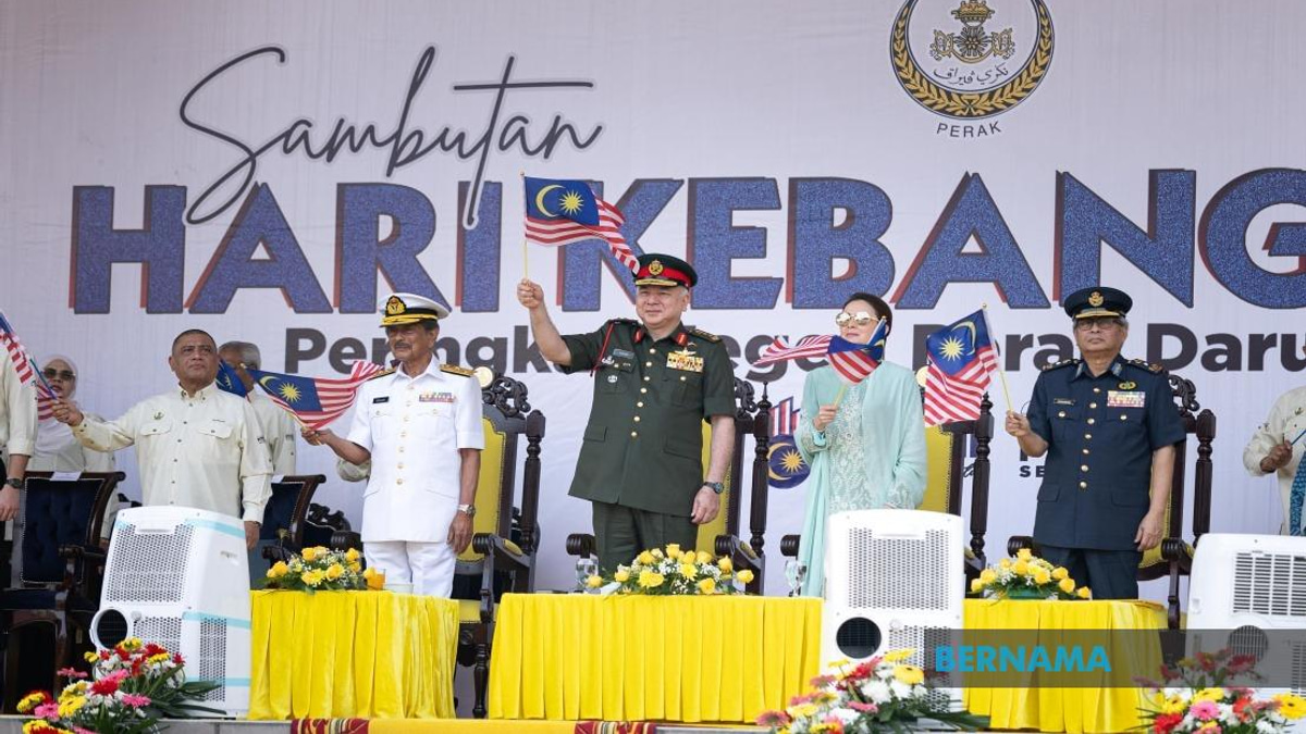 Sultan Nazrin Recognizes 11 Service Heroes at Perak National Day Ceremony