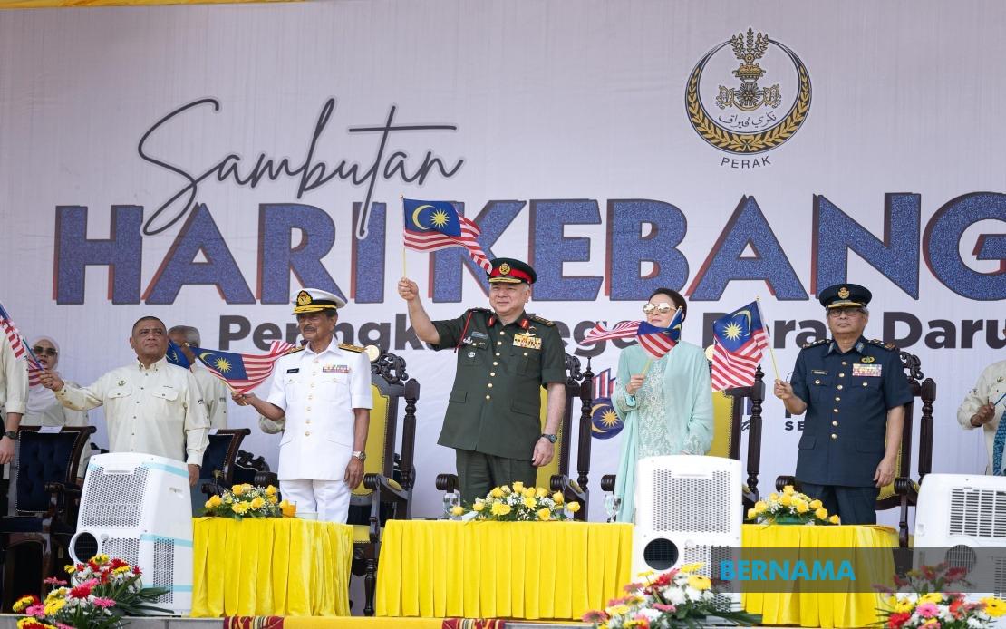 Sultan Nazrin Recognizes 11 Service Heroes at Perak National Day Ceremony