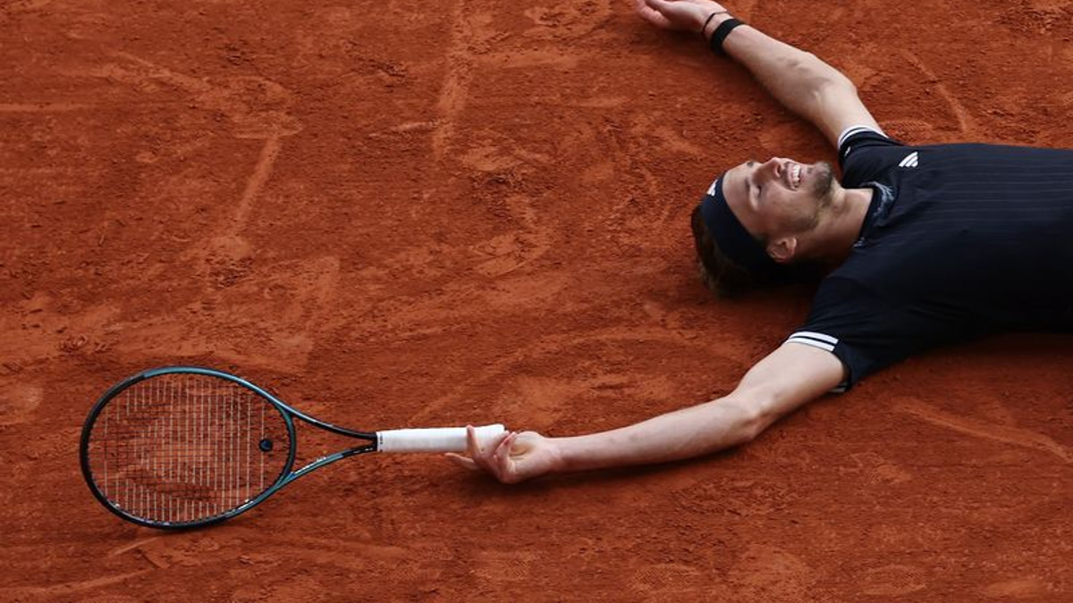 Zverev Ends Grand Slam Wait with French Open Victory Over Cobolli