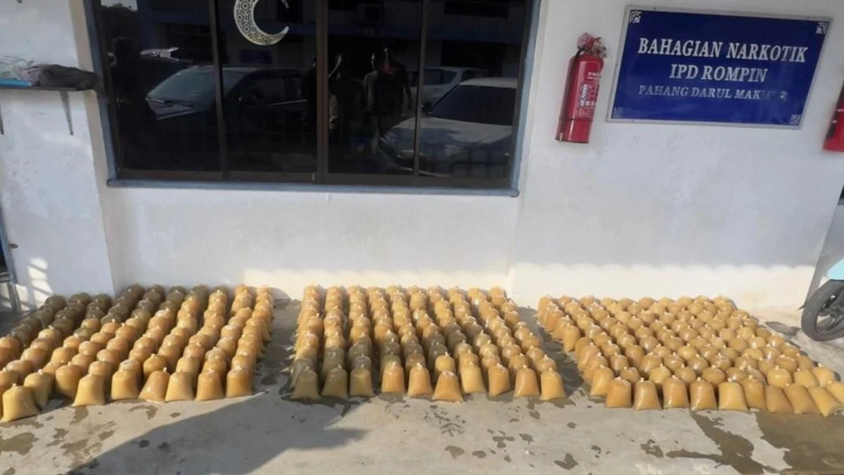 Police nab suspect with 300 packets of ketum juice in Pulau Tioman raid